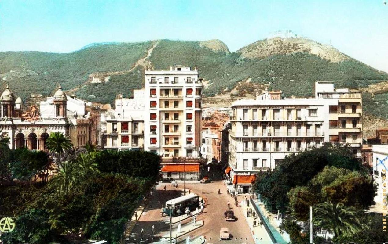 PA c- 033- Place d'Armes- trams et autobus.jpg